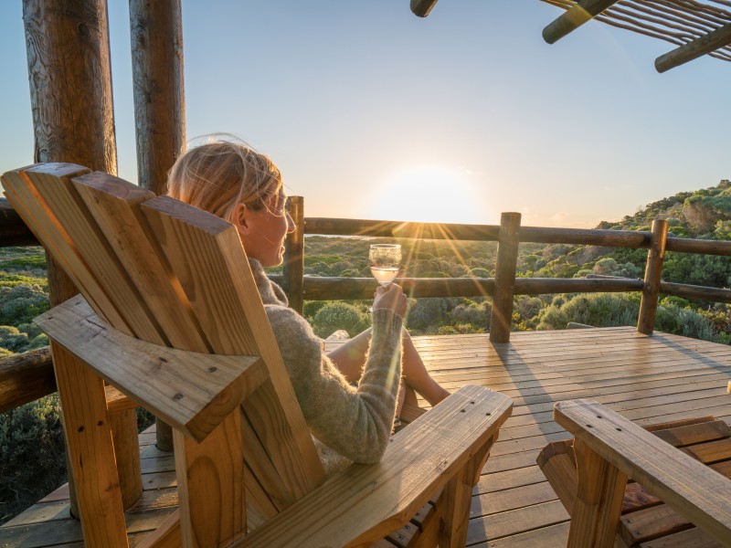 Frau entspannt auf Terrasse - Afrika