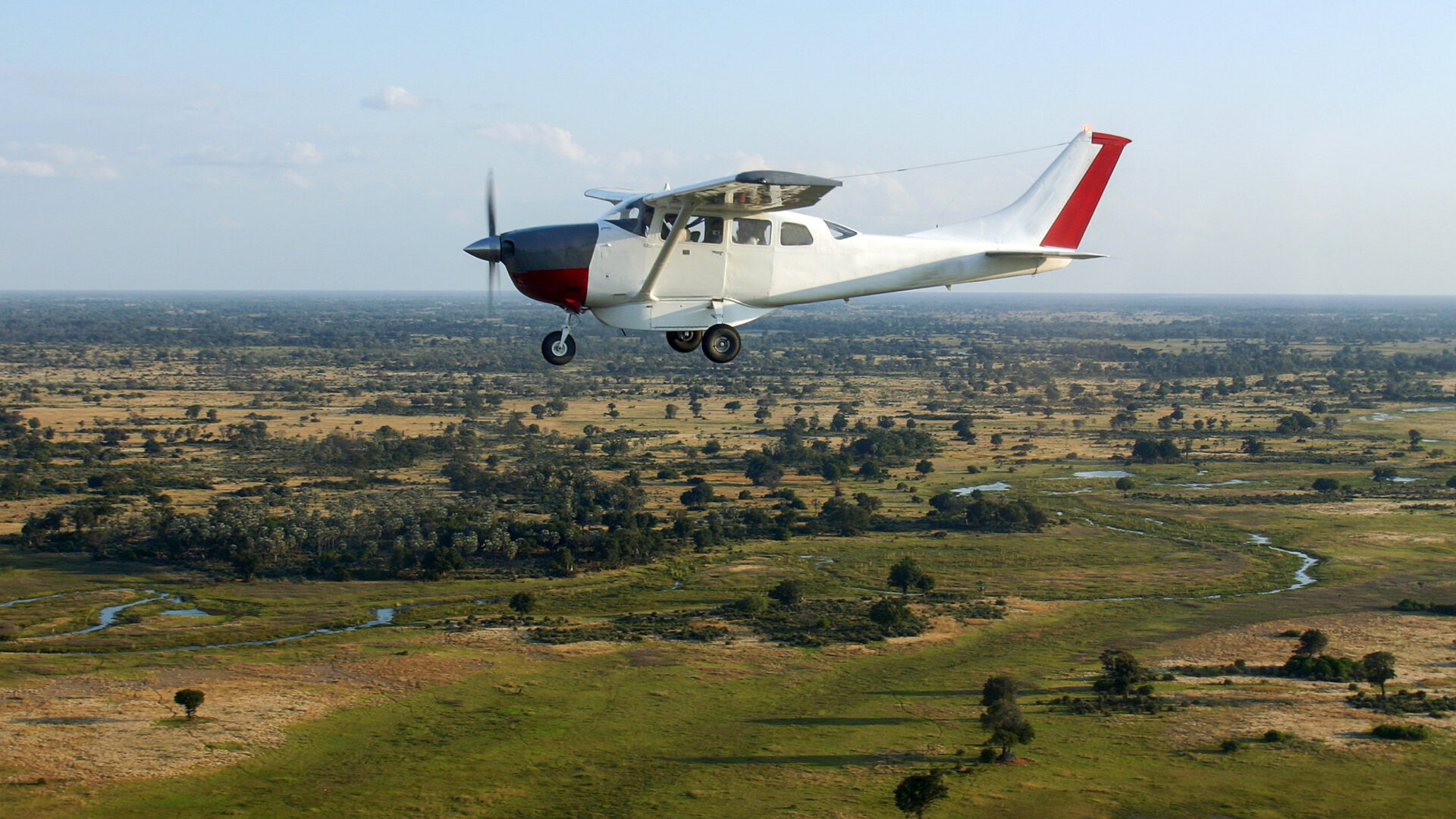 Kleinflugzeug über dem Okavango-Delta in Botswana