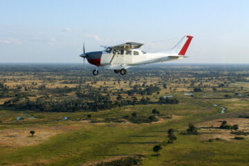 Kleinflugzeug über dem Okavango-Delta in Botswana