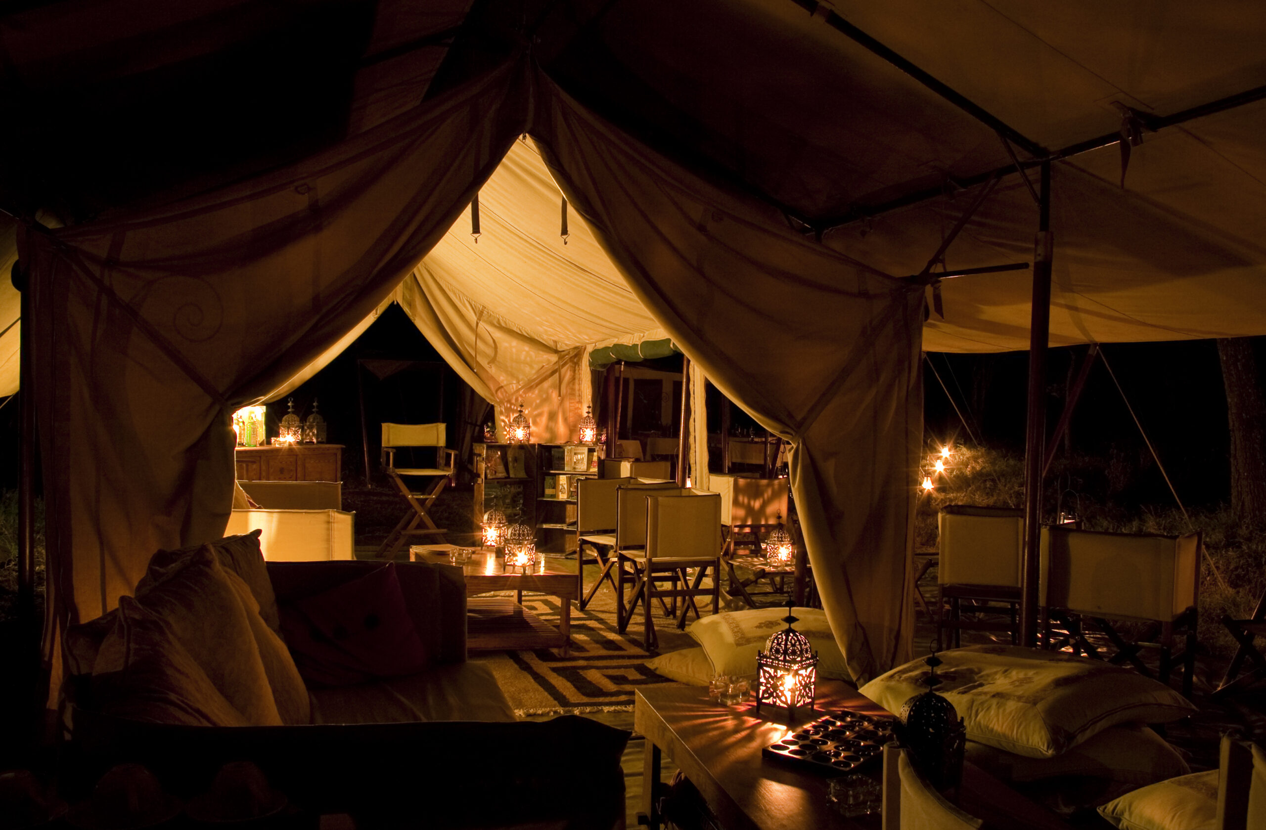 Hochwertiges Safari-Camp mit beleuchtetem Zelt am Abend