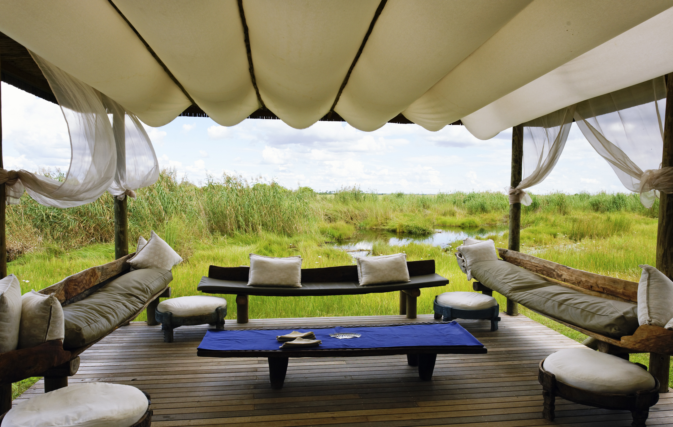 Offener Loungebereich eines hochwertigen Camps im Okavango-Delta