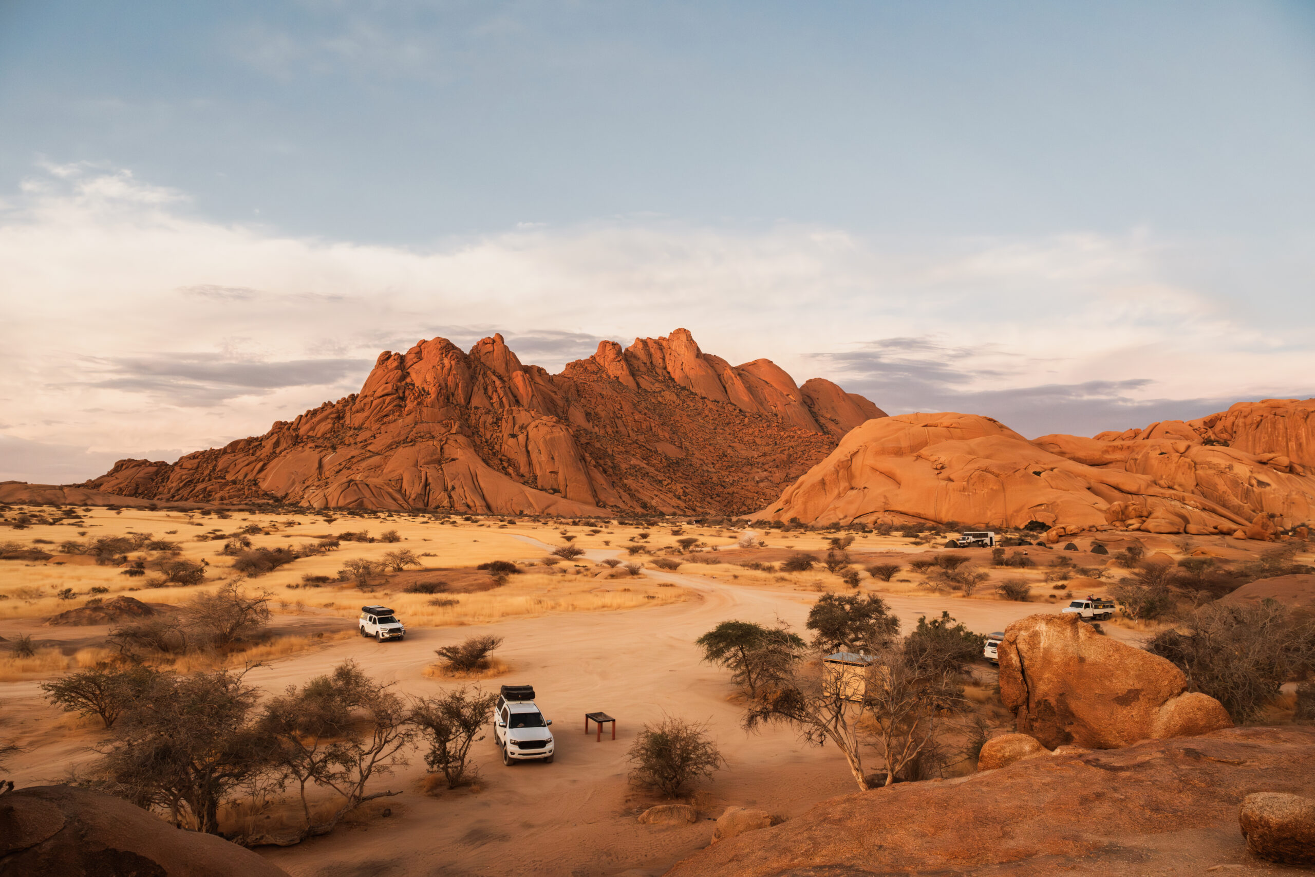Afrika Selbstfahrerreise durch eine weite Landschaft