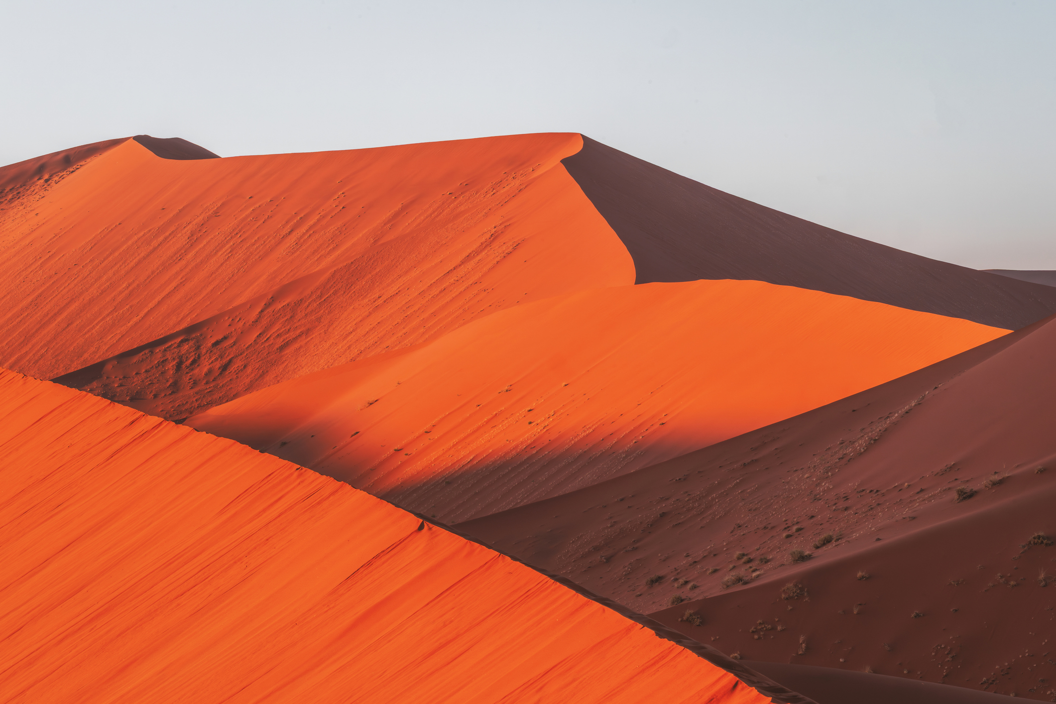 Weite Wüstenlandschaft in Namibia
