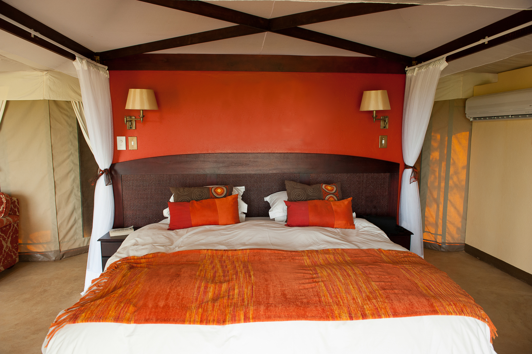 Komfortables Schlafzimmer in einer Safari-Lodge