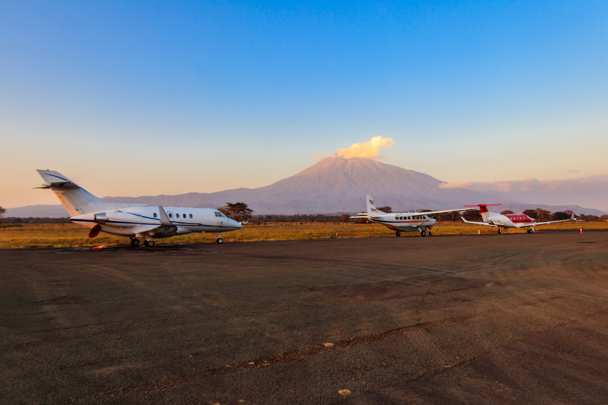 Kleine Safari-Flugzeuge auf einem Airstrip in Tansania