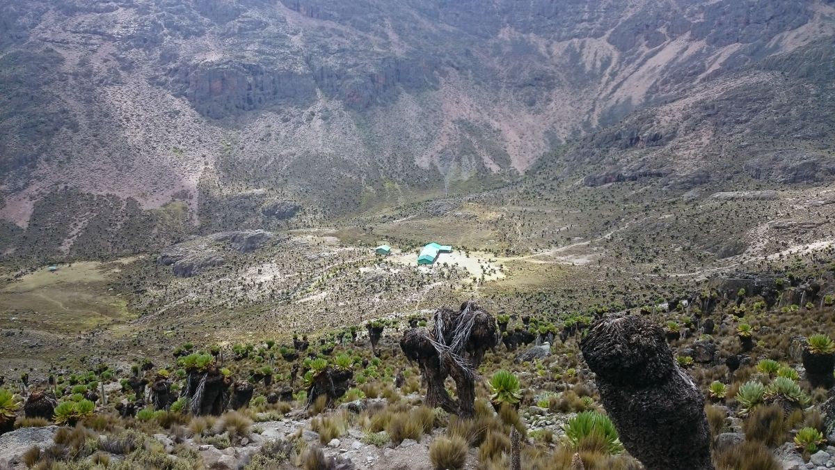 Berglandschaft und Shiptons Camp am Mount Kenya